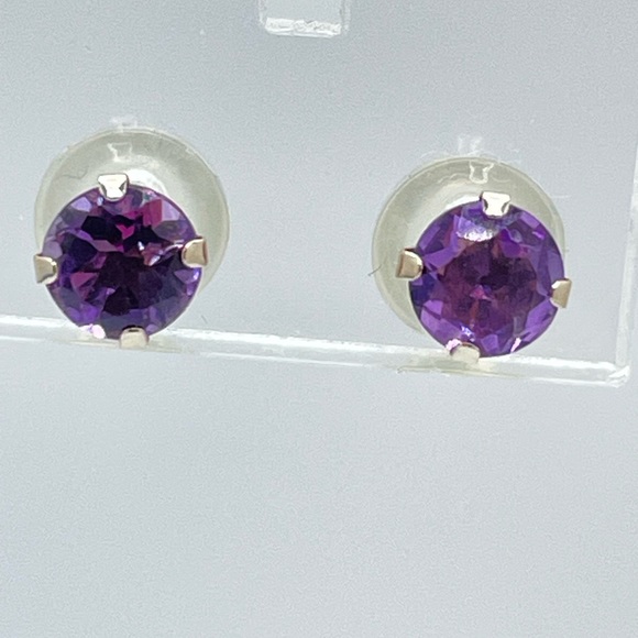 New in Box! 10KT White Gold 5mm Natural Amethysts Earring, - Picture 4 of 8